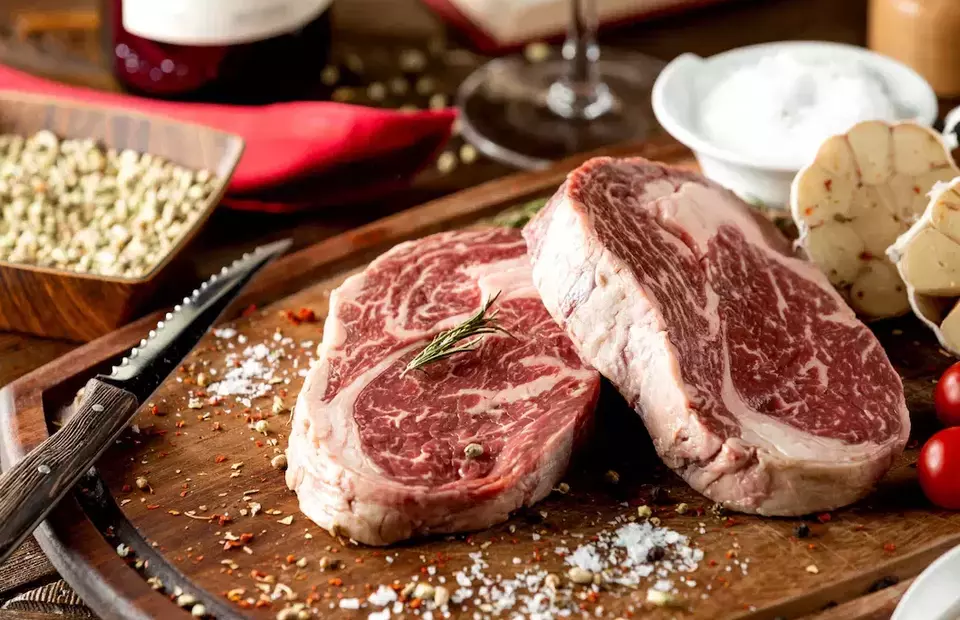 3 cara untuk dengan cepat melelehkan daging beku tanpa risiko kontaminasi bakteri