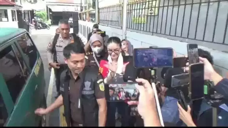 Artikel Dakwaan Nikita Mirzani diubah oleh jaksa penuntut, apa yang ada di balik perubahan ini?